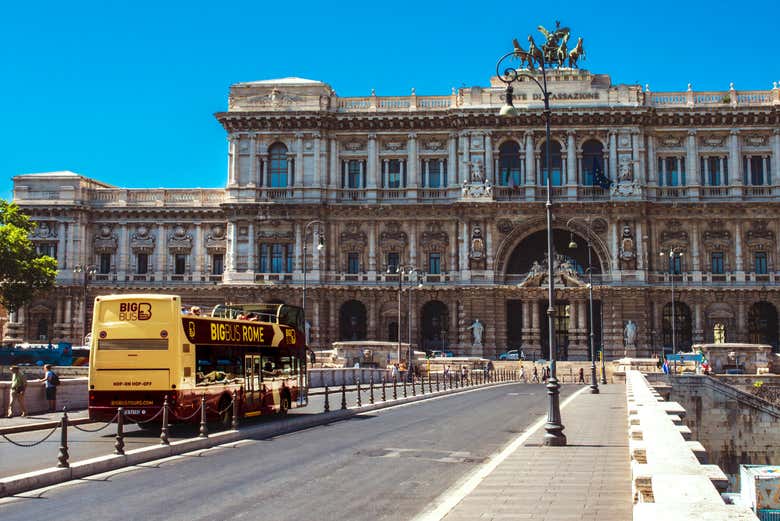 O ônibus passando junto do Tribunal Supremo de Cassazione