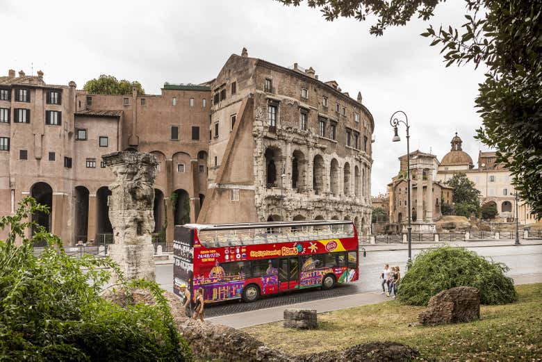 Passando pelo Coliseu de Roma