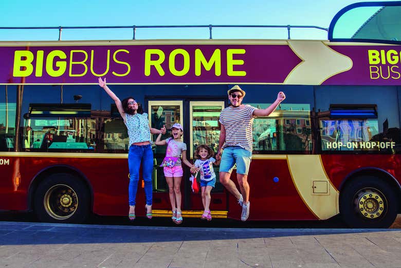 Uma família junto do ônibus turístico de Roma