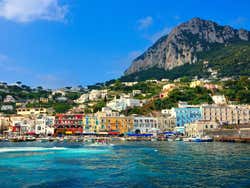 Vistas de Capri em um dia ensolarado