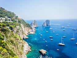 Vistas dos Faraglioni de Capri