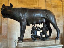 Escultura da Loba Capitolina nos Museus Capitolinos de Roma