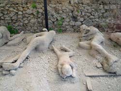 Corpos sepultados sob as cinzas de Pompeia