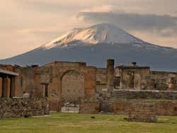 Ruínas de Pompeia co o monte Vesúvio no fundo
