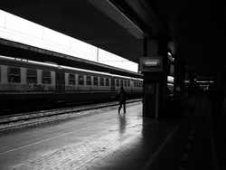 Percorrendo as plataformas da Estação de trem de Termini